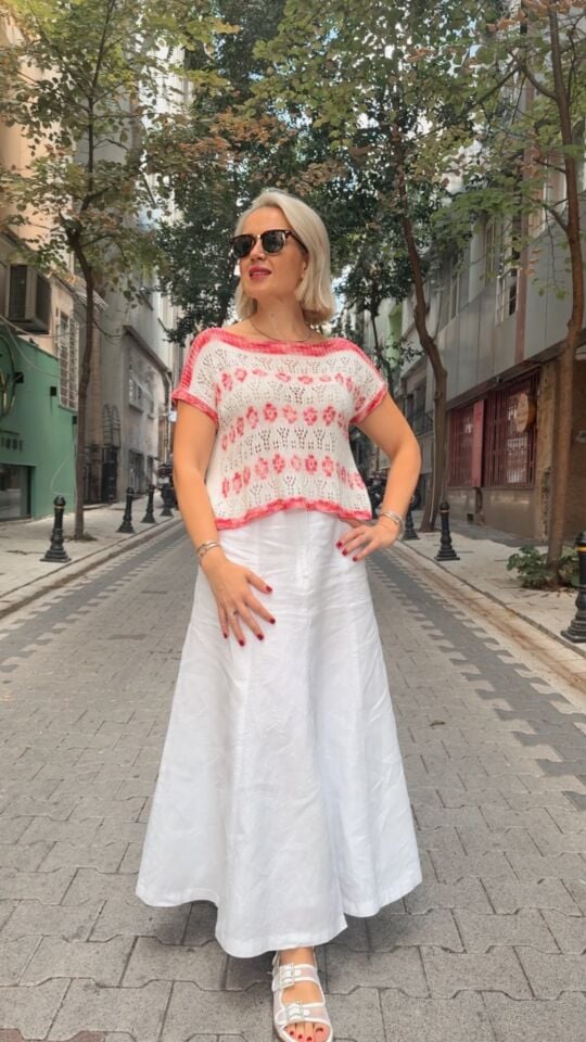 FLOWERS AND LACE TEE